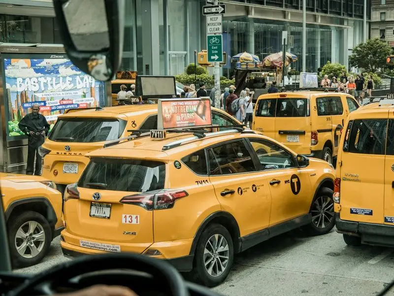 Fila de taxis amarillos