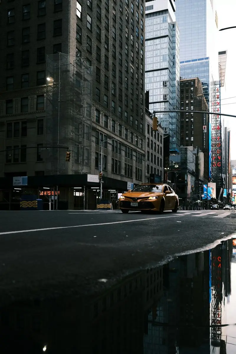 Taxi amarillo en una calle